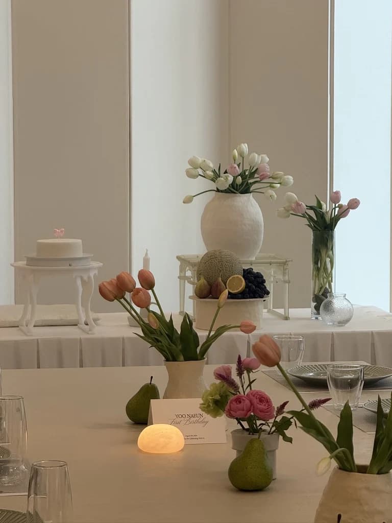 꽃과 케이크가 놓인 아토메 첫 생일 돌상