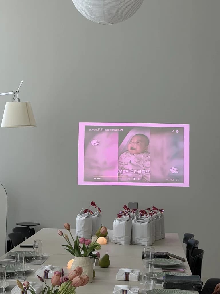 아이의 사진이 비치는 행사 공간